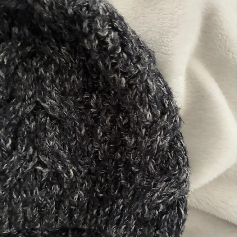 Columbia Women's Gray Knit Beanie. Totally cute - nice shape. Fun & casual
